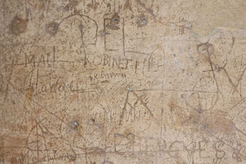 Graffiti du XVe siècle dans la tour du château de Bonaguil