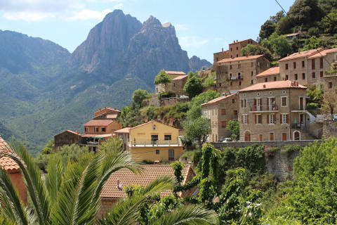 Montagnes derrière le village d'Ota en Corse