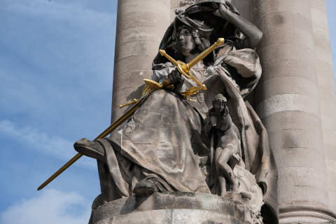 statue on Pont Alexandre III